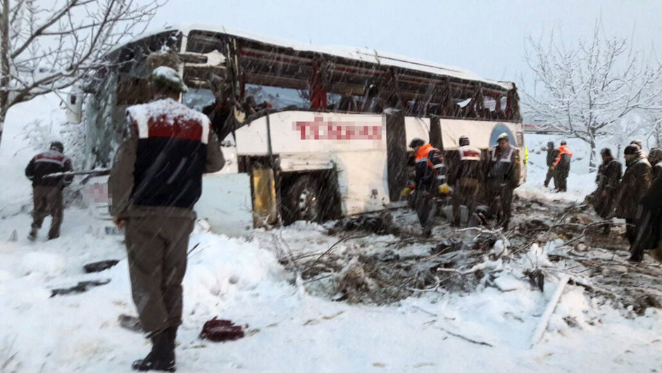 Sinop'ta yolcu otobüsü devrildi: 4 ölü, 27 yaralı