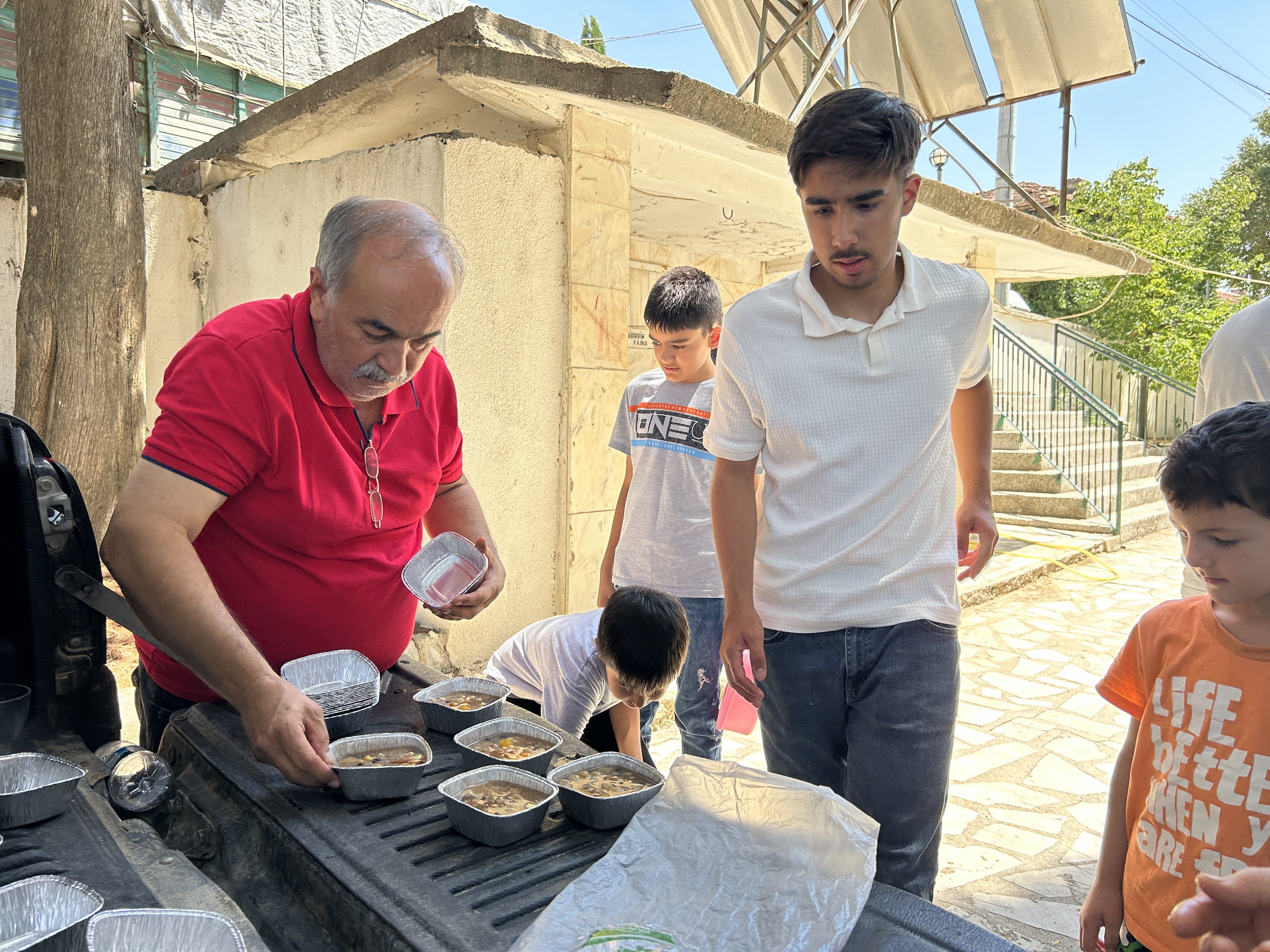 Şahitler için aşure dağıtıldı