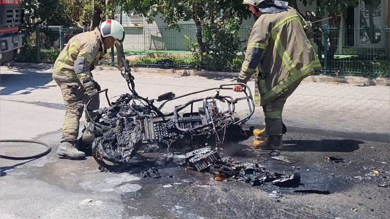 Bursa'da elektrikli bisiklet alev alev yandı
