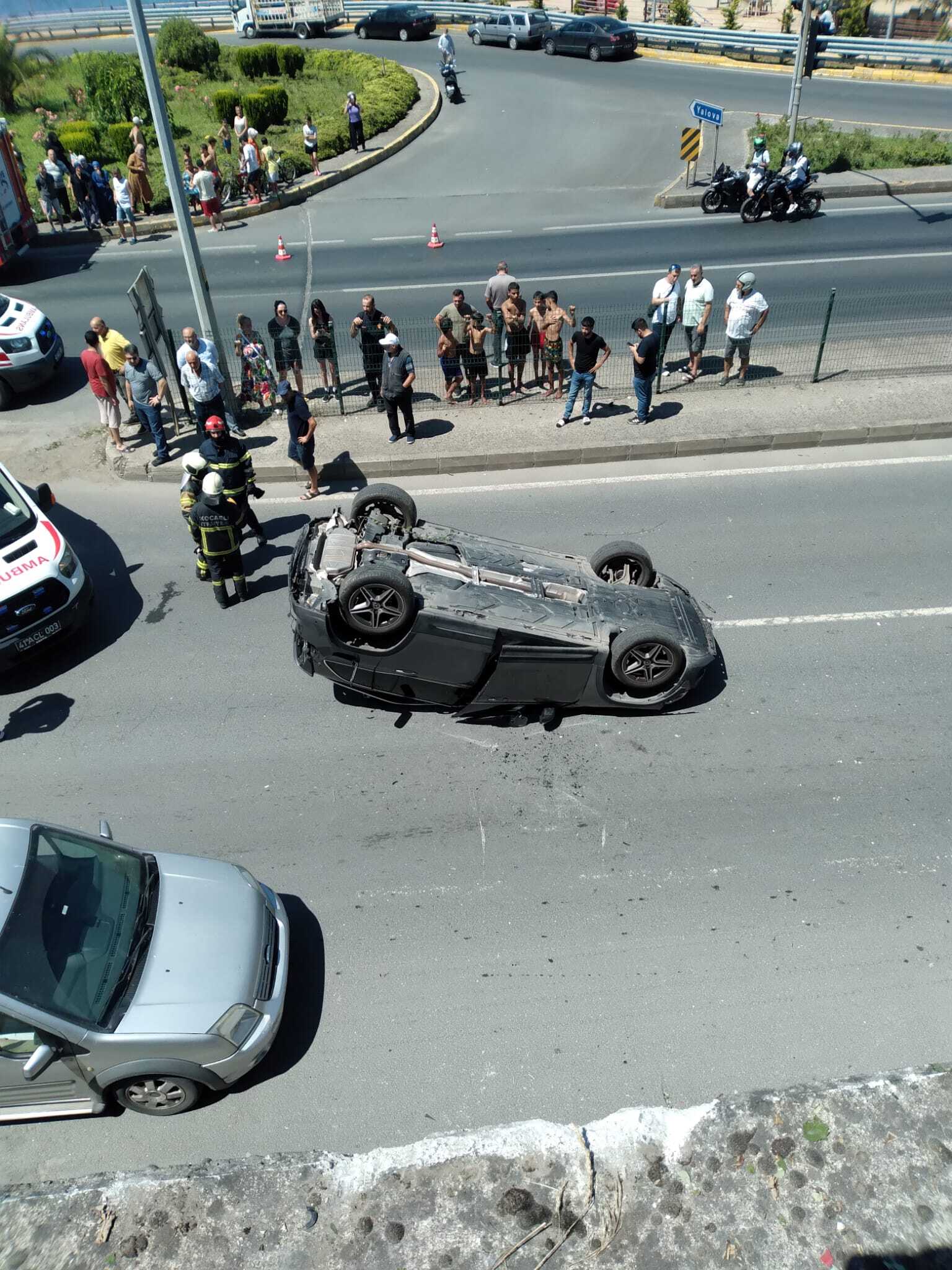 Kocaeli'nde otomobil 5 metrelik istinat duvarından uçtu