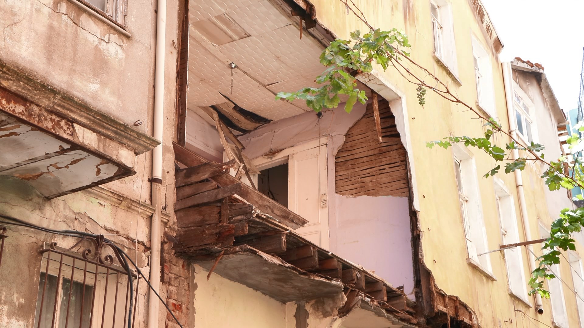 Balat'ta ahşap binanın balkonu çöktü