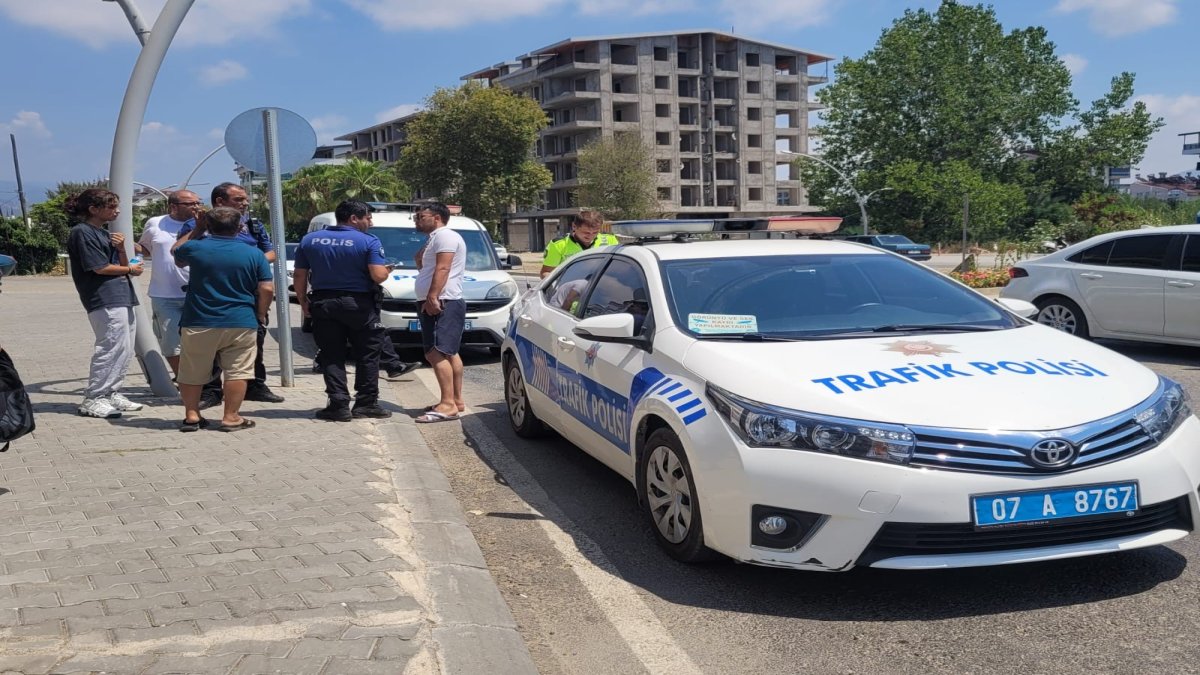 Antalya'da otomobil ile motosiklet birbirine girdi: 1 kişi yaralandı