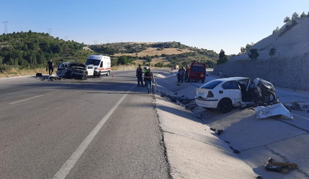 Kütahya'da otomobiller çarpıştı: 5 yaralı