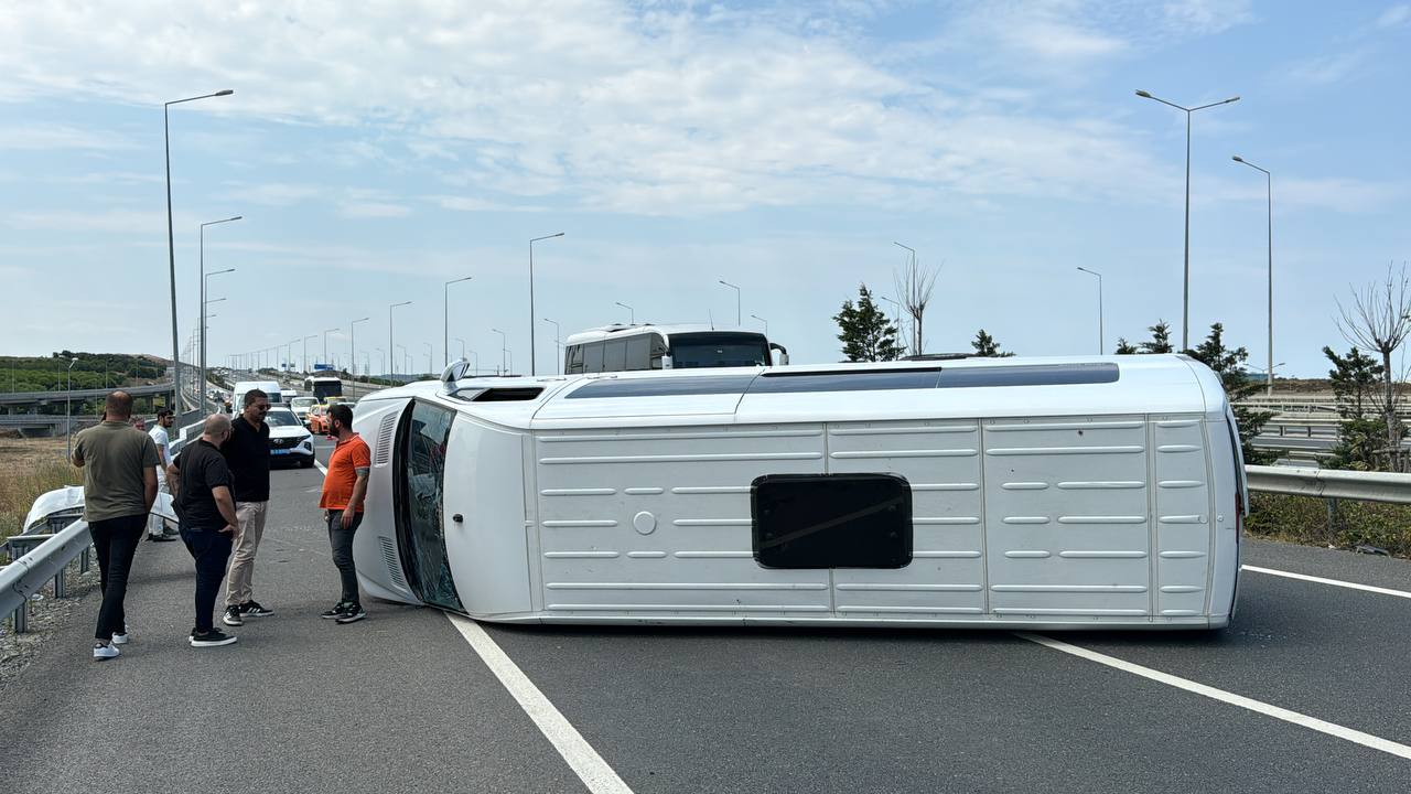 Arnavutköy'de minibüs devrildi