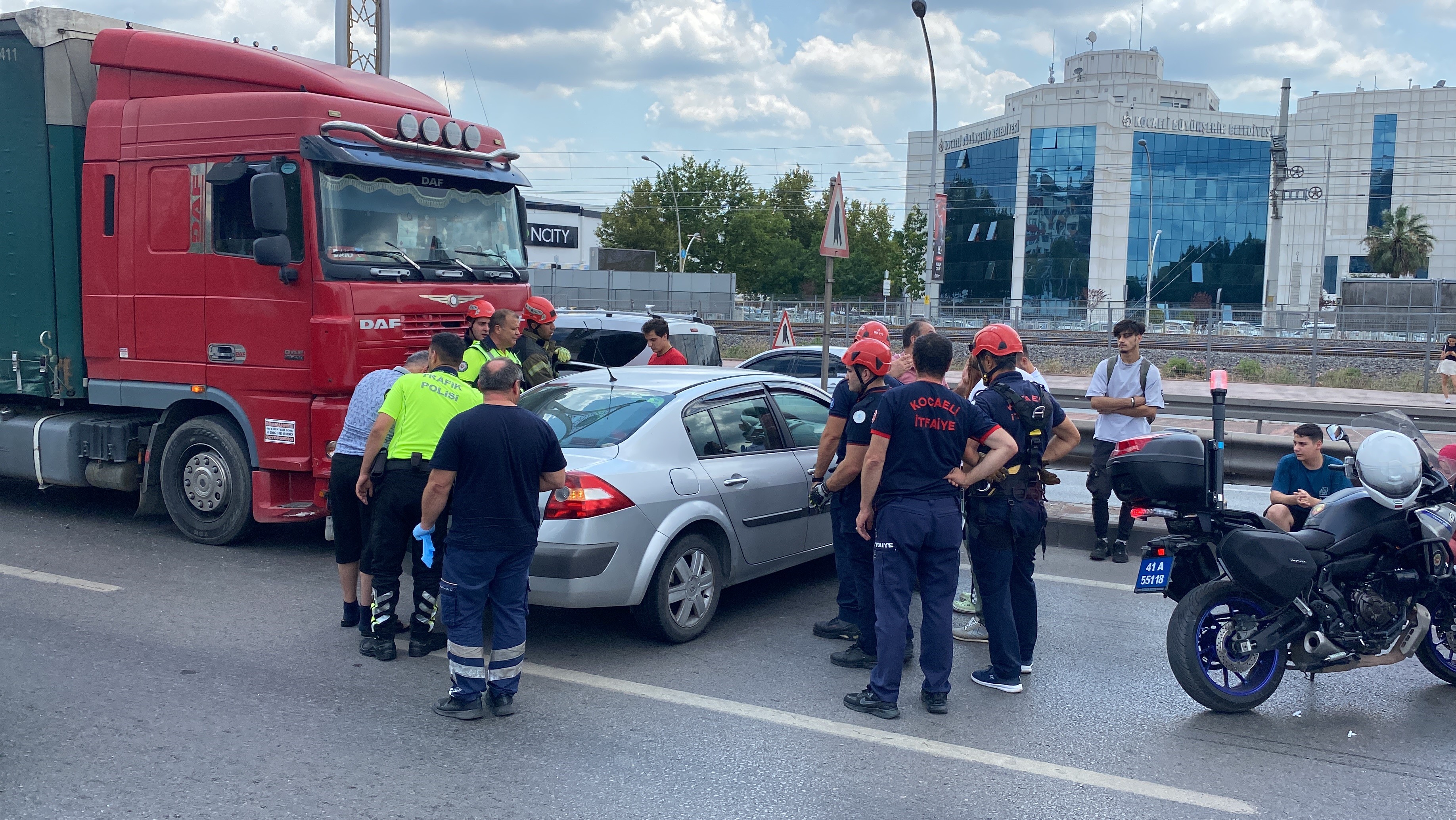 Kocaeli'de otomobil ile tır çarpıştı