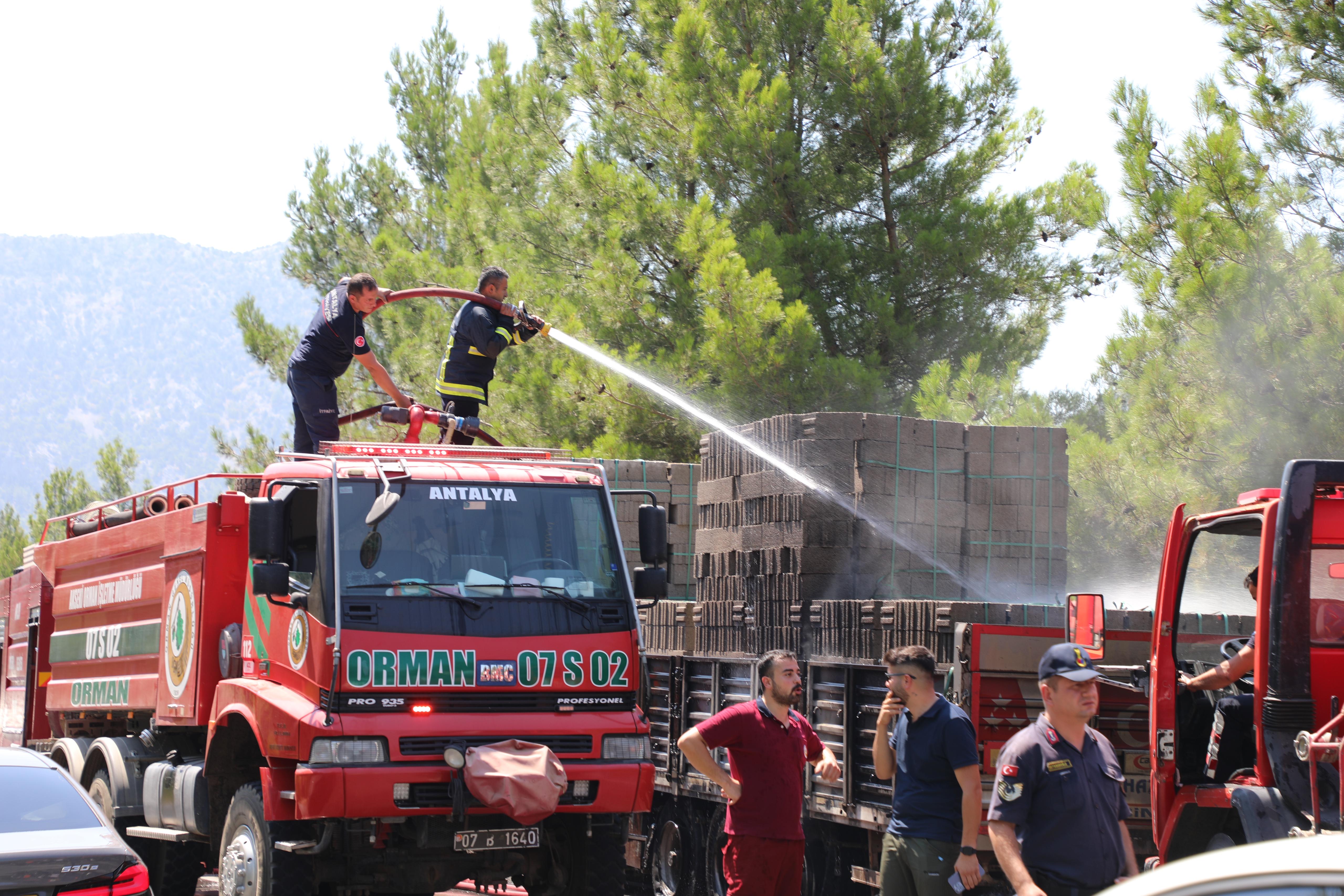 Antalya'da seyir halindeki TIR alev aldı