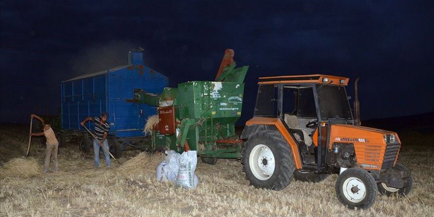 Kavurucu sıcaklar çiftçilere gece mesai yaptırıyor
