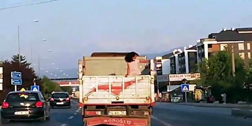 Kamyon kasasında tehlikeli yolculuk!