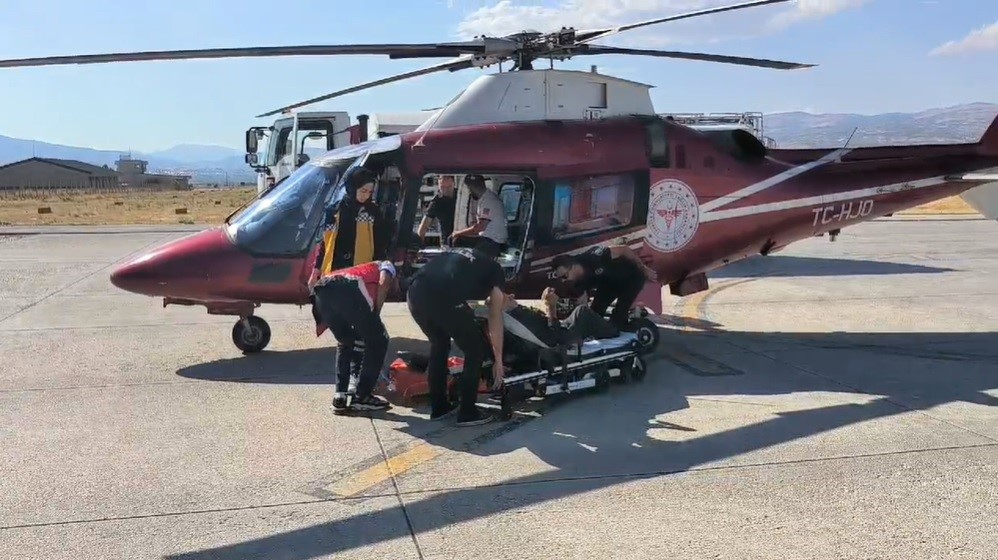 80 yaşındaki hastaya ambulans helikopter havalandı