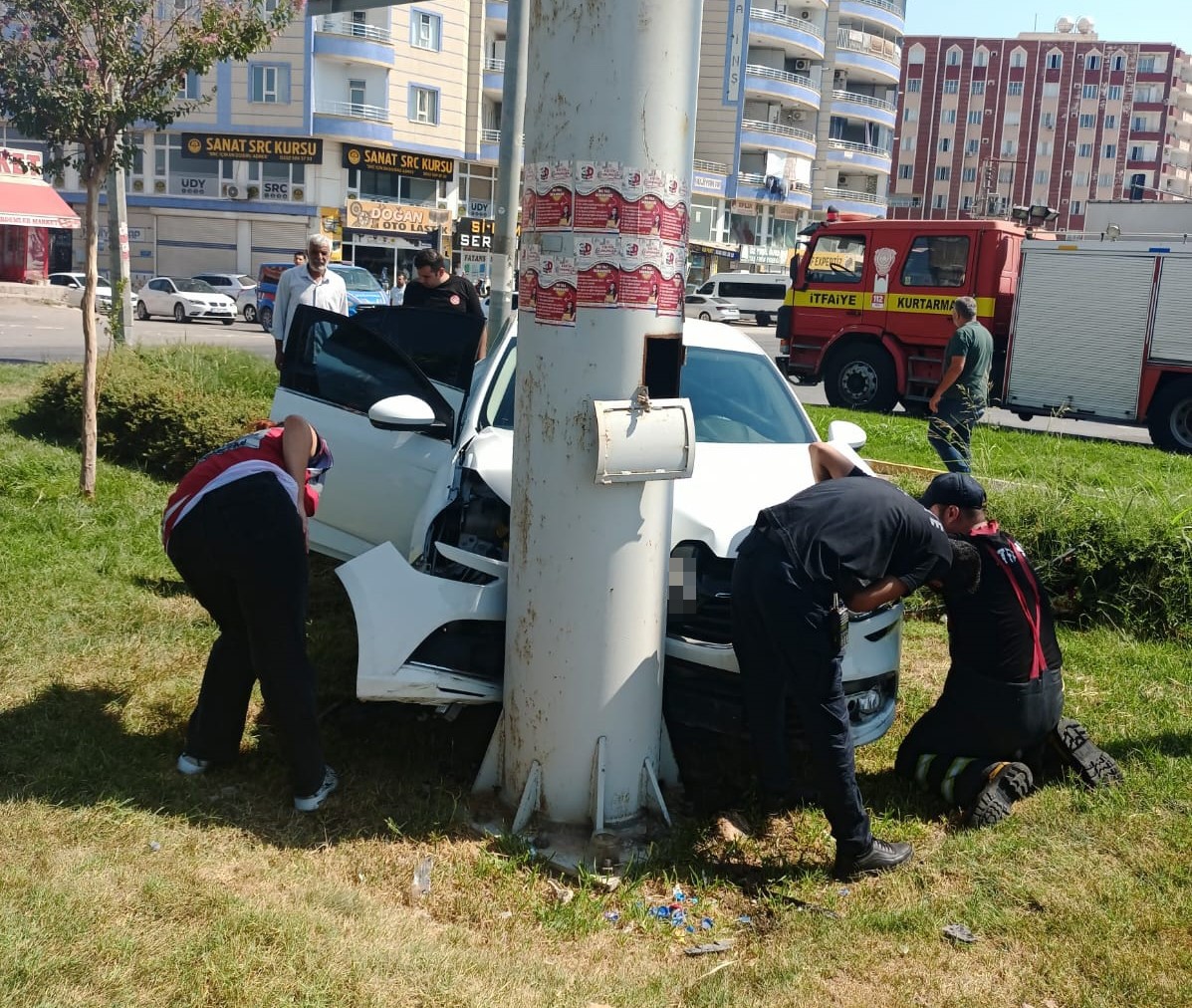 Mardin’de otomobil direğe vurdu