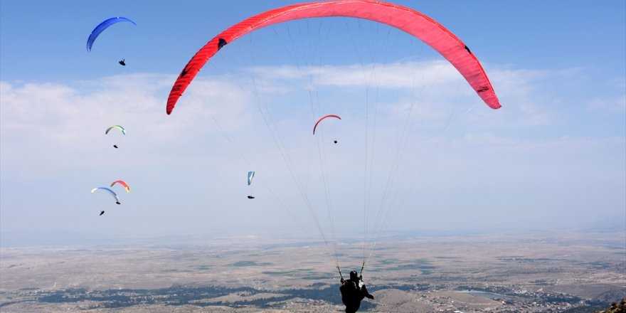 Aksaray semaları paraşütçülerle renklendi