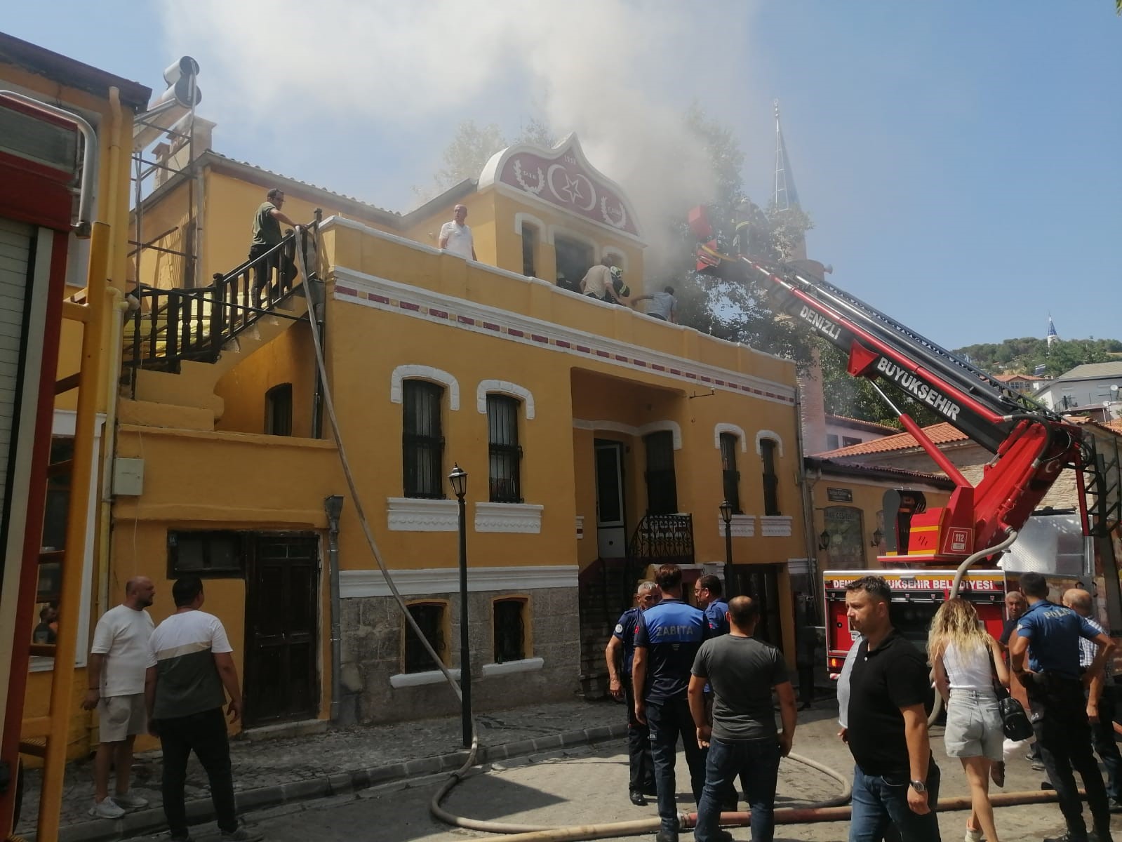 Denizli’de fırın yangını tarihi konağa sıçradı