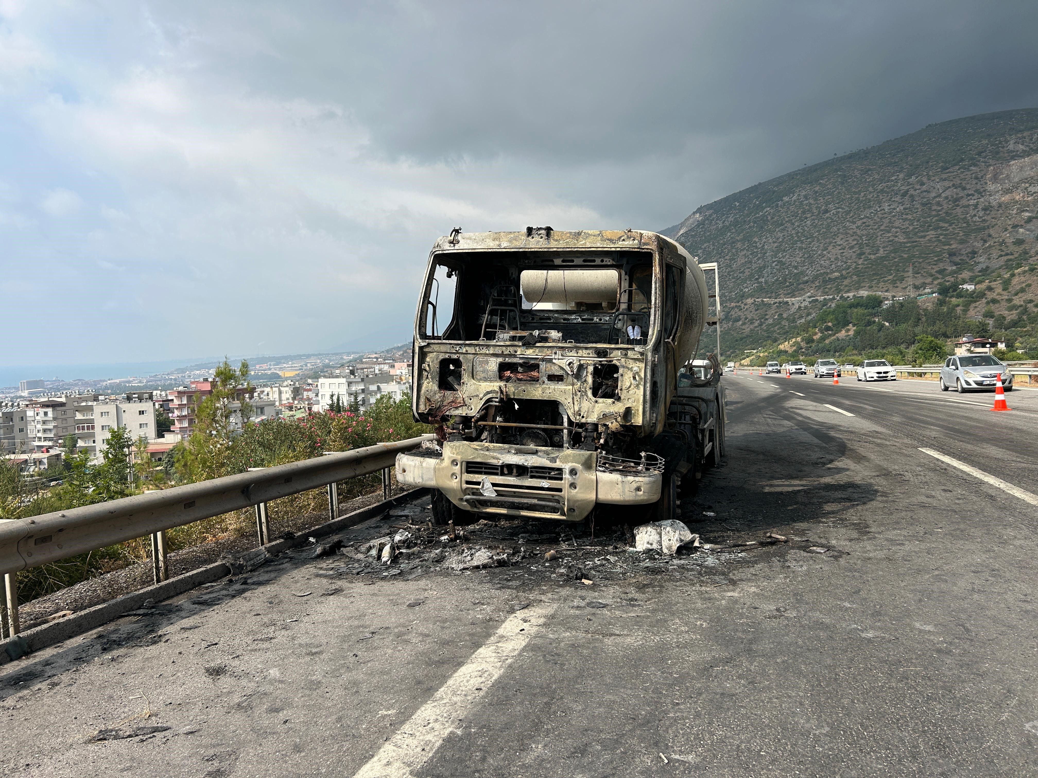 Seyir halindeki beton mikseri alevlere teslim oldu