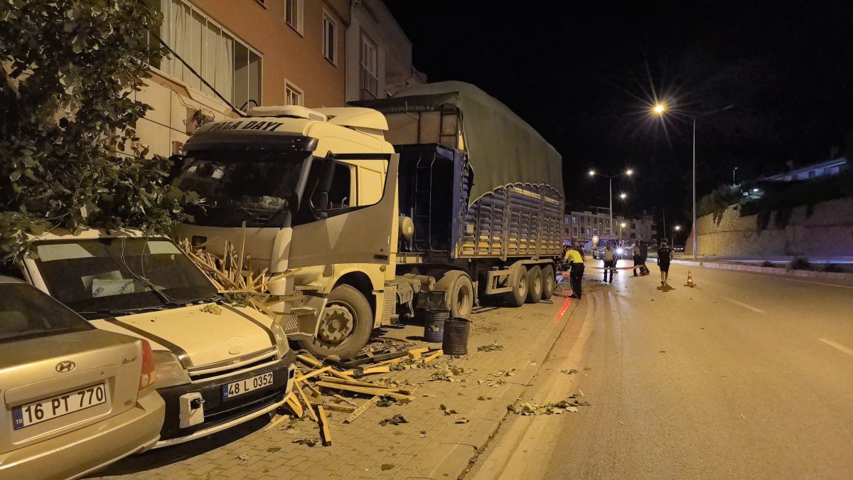 Freni boşalan tır 4 aracı çarparak durabildi