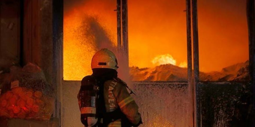 Sultangazi'de çıkan yangında 2 otomobil kül oldu!