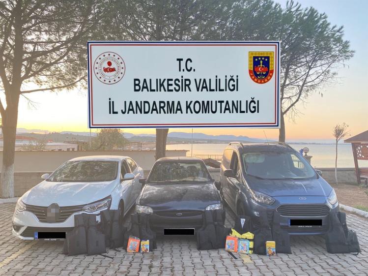 Ayvalık’ta 22 göçmen ve göçmen kaçakçıları jandarmadan kaçamadı