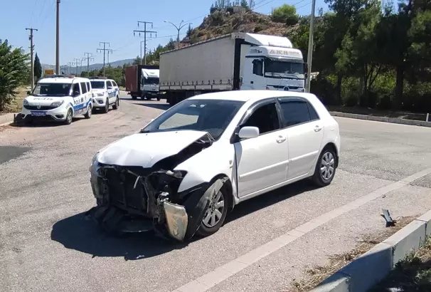 Burdur'da kaza! İki otomobil kafa kafaya çarpıştı