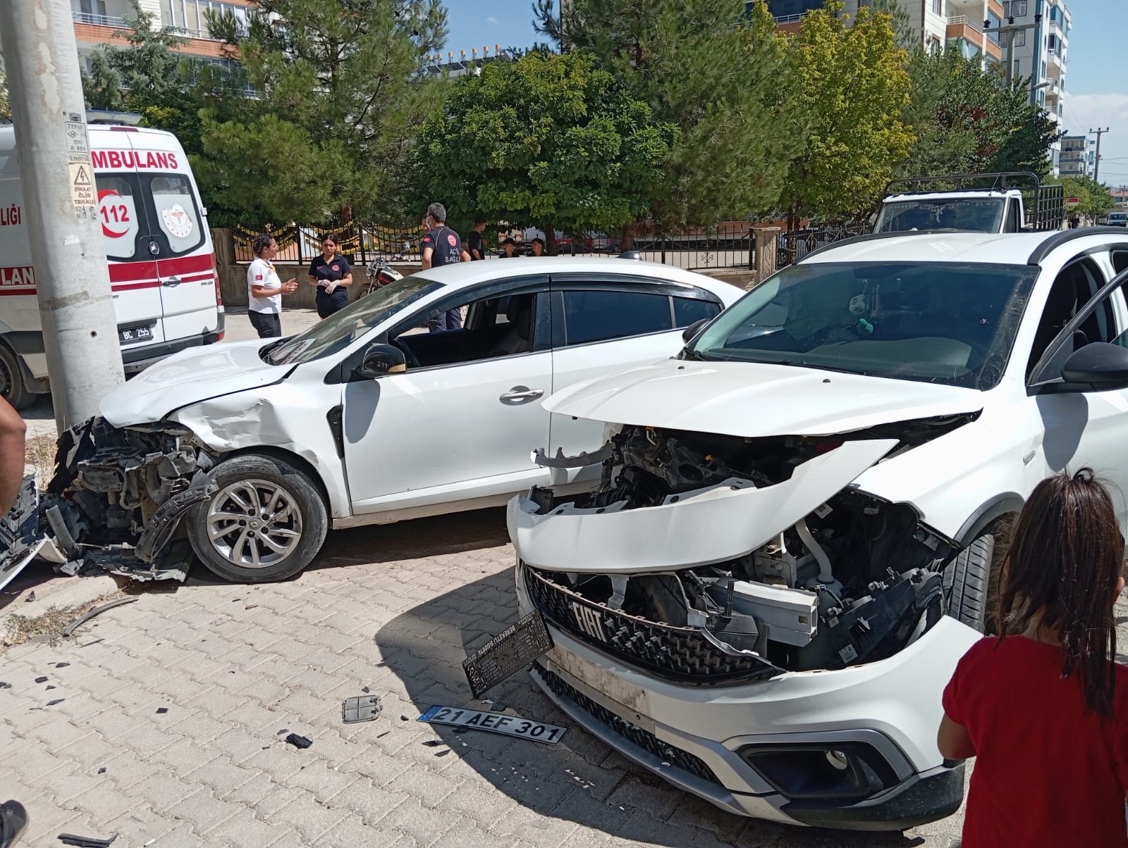 Diyarbakır'da iki otomobil kafa kafaya çarpıştı