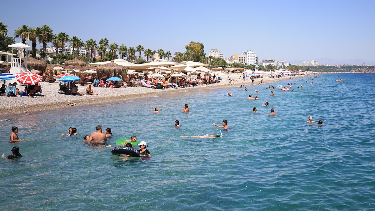 Antalya'da sıcaktan bunalanlar sahillere akın etti