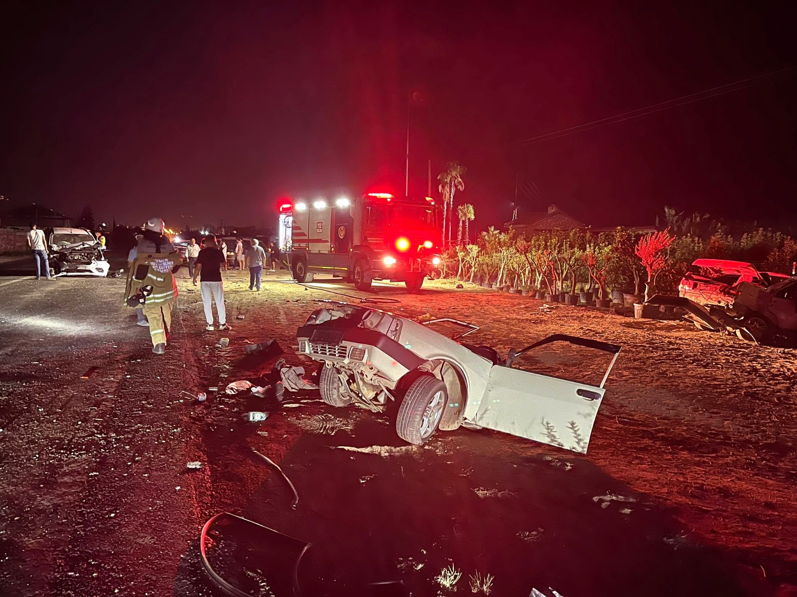 İzmir'de araçlar hurdaya döndü: 5 yaralı