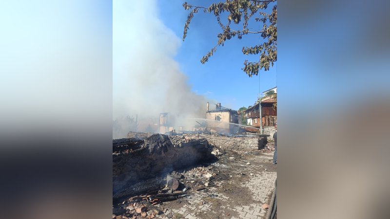 Çankırı'da 3 ev küle döndü