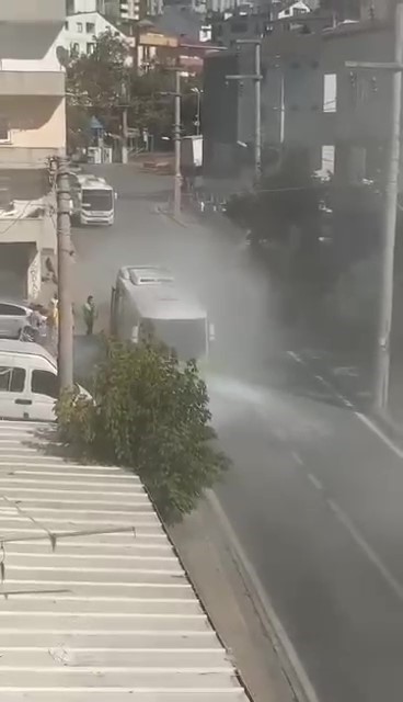 Halk otobüsünde çıkan yangın panik yarattı