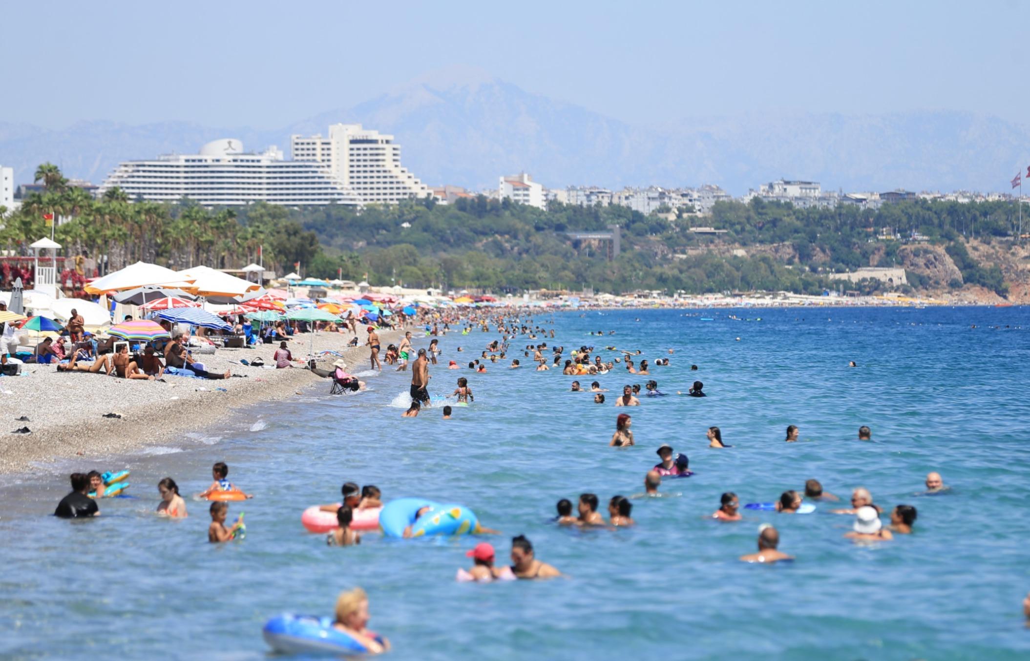 Antalya sahillerinde sıcak hava yoğunluğu