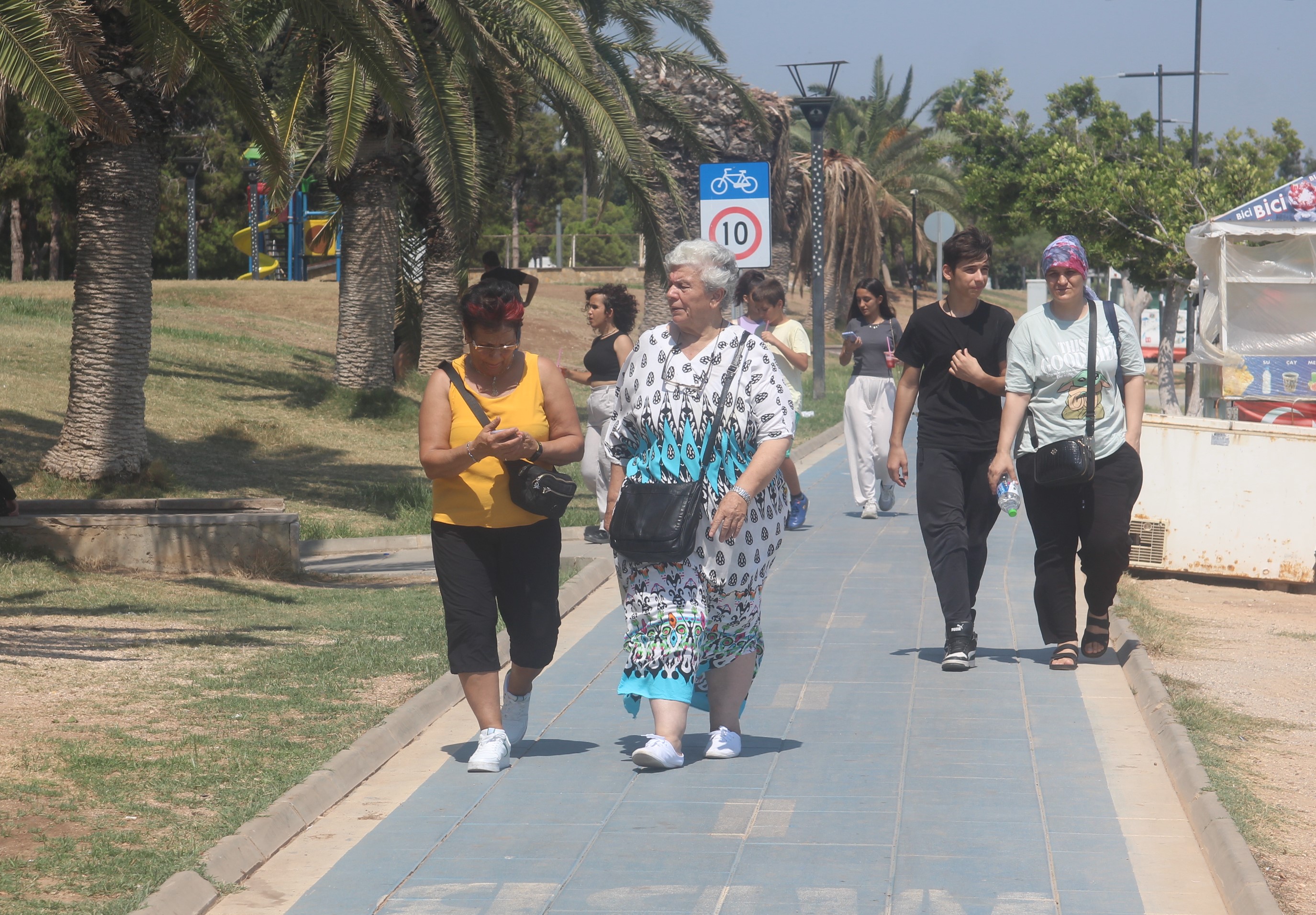 Adana ve Mersin'de sıcak hava bunalttı