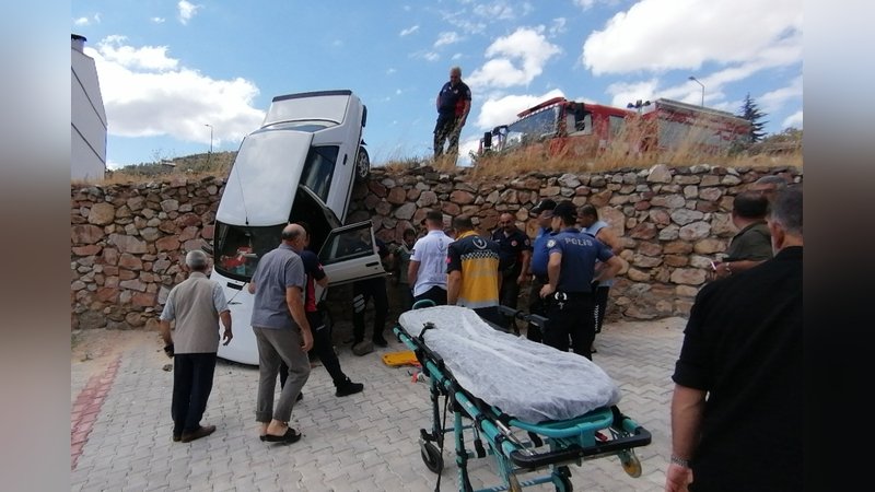 Tokat'ta  otomobil asılı kaldı: 1 yaralı