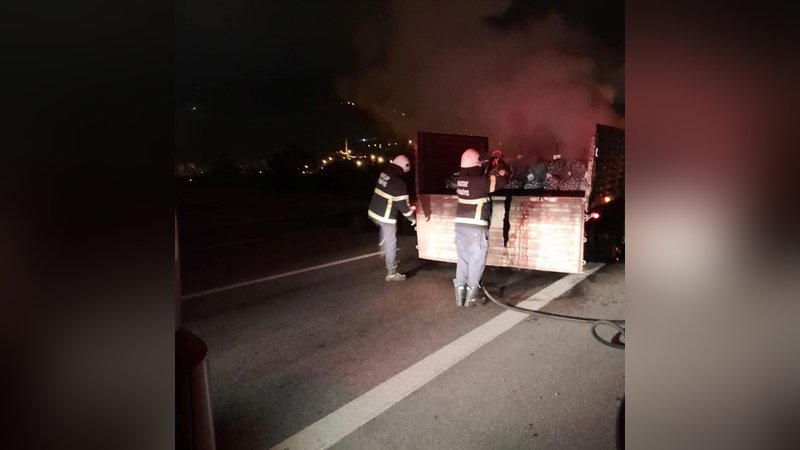 Sıcak demir yüklü tırın dorsesinde yangın