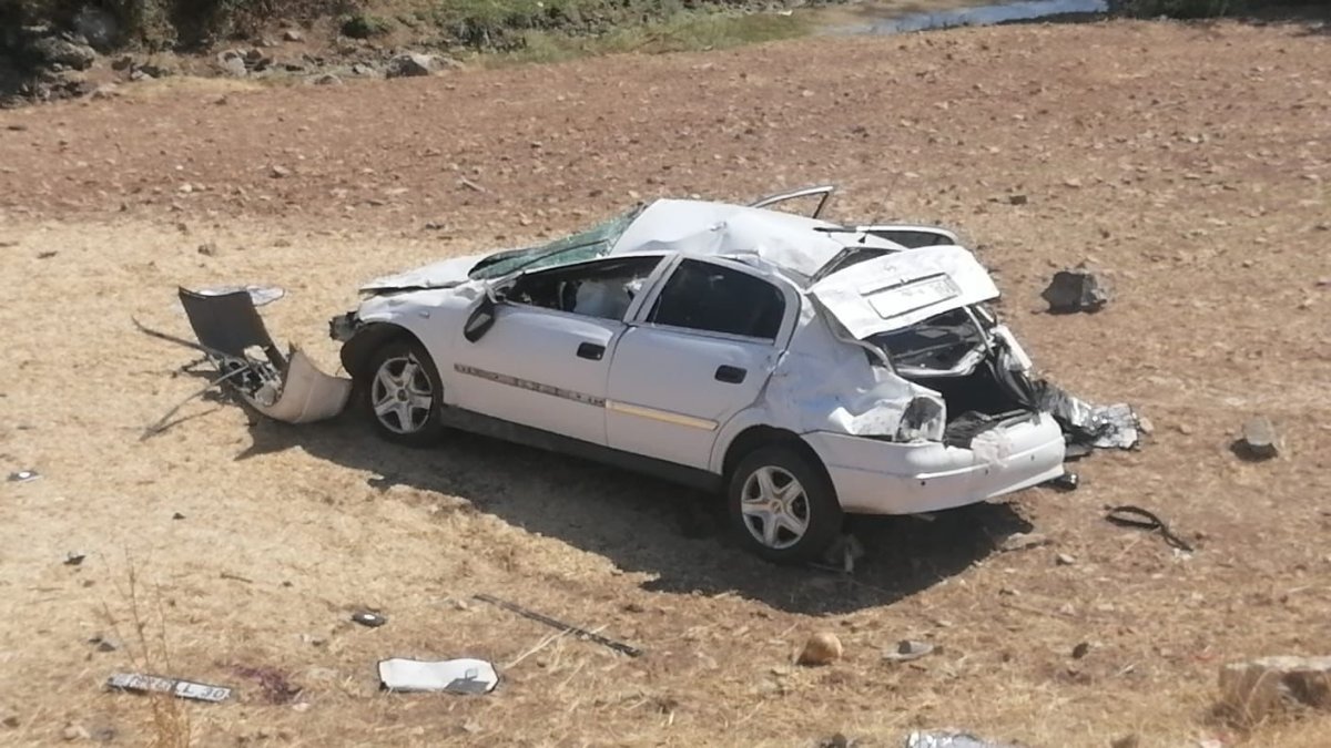 Düğüne giden gençlerin otomobili şarampole yuvarlandı: 1 ölü, 3 yaralı