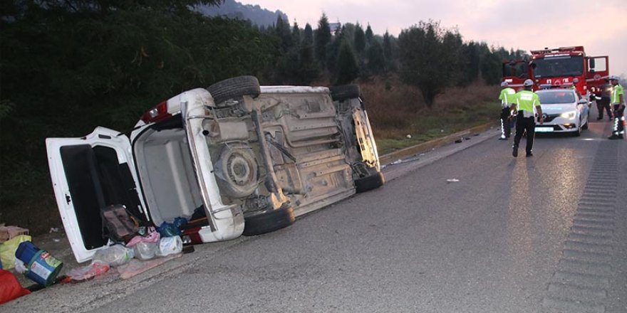 TEM'de hafif ticari araç takla attı
