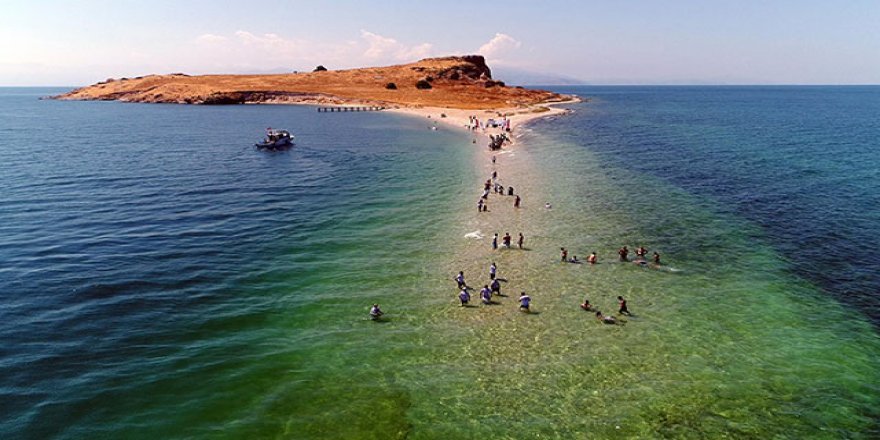 Çarpanak Adası'na antik yoldan su altı yürüyüşü