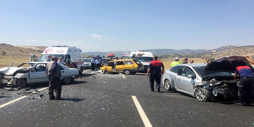 Burdur'da 3 otomobil çarpıştı