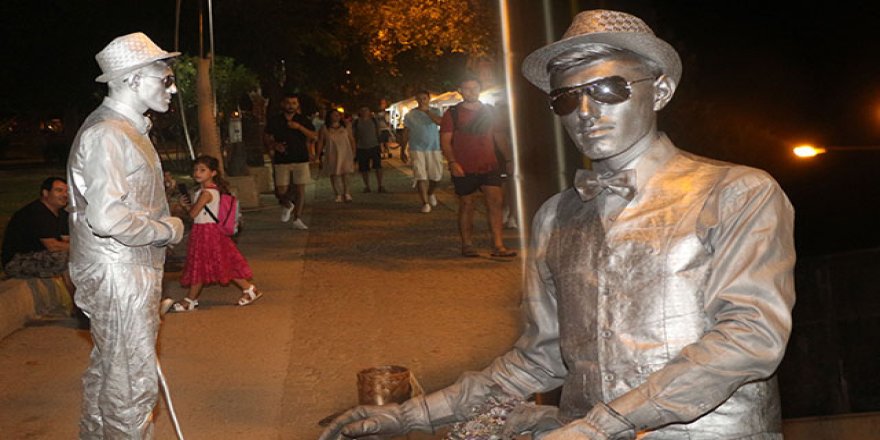 Performans sanatçısının bahşiş kutusundaki parayı çaldılar