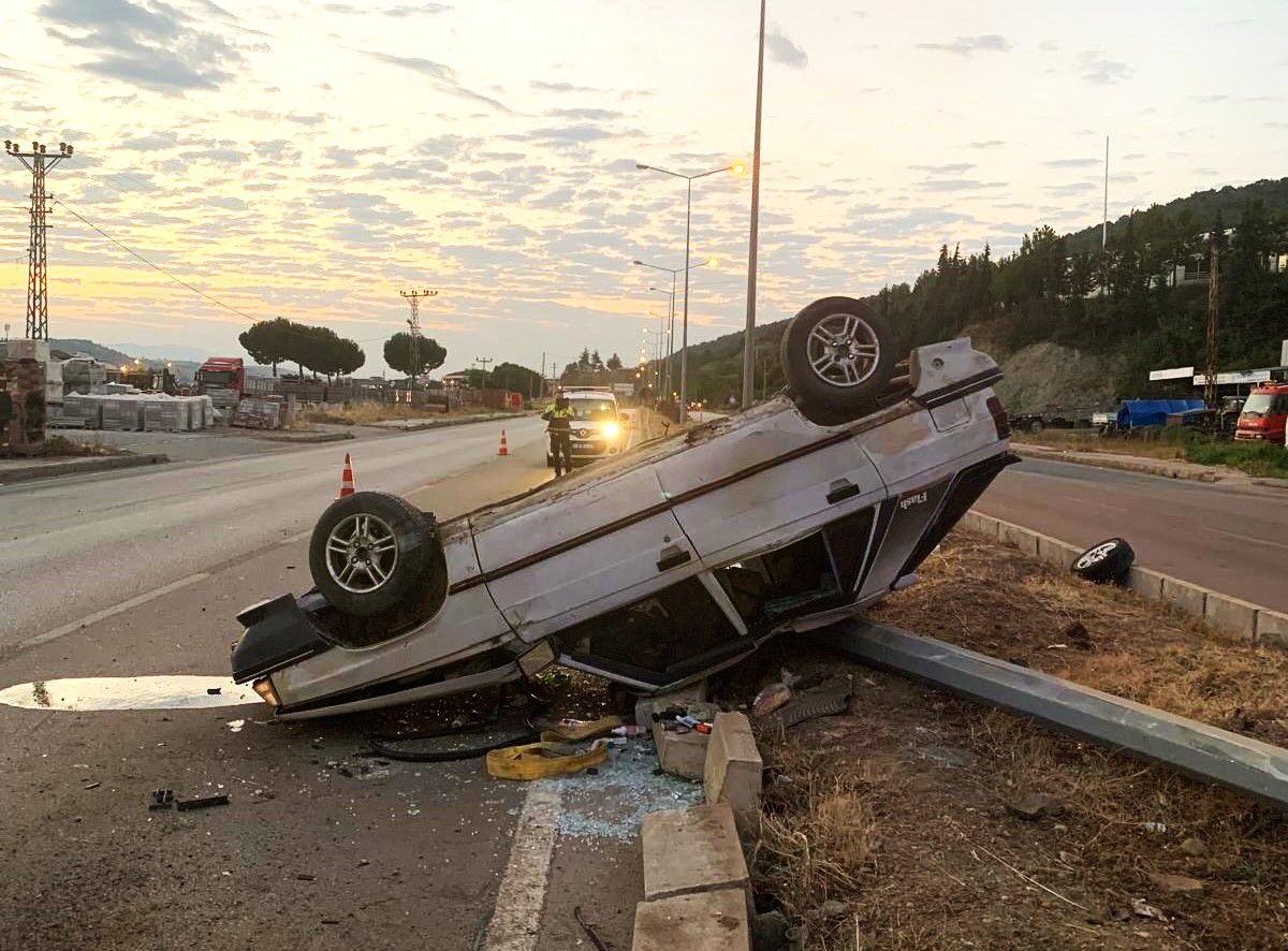 Amasya'da otomobil aydınlatma direğine çarptı