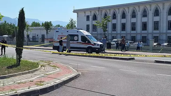 Kocaeli’de emniyet otoparkında bıçaklı saldırı: Şüpheli bacağından vuruldu