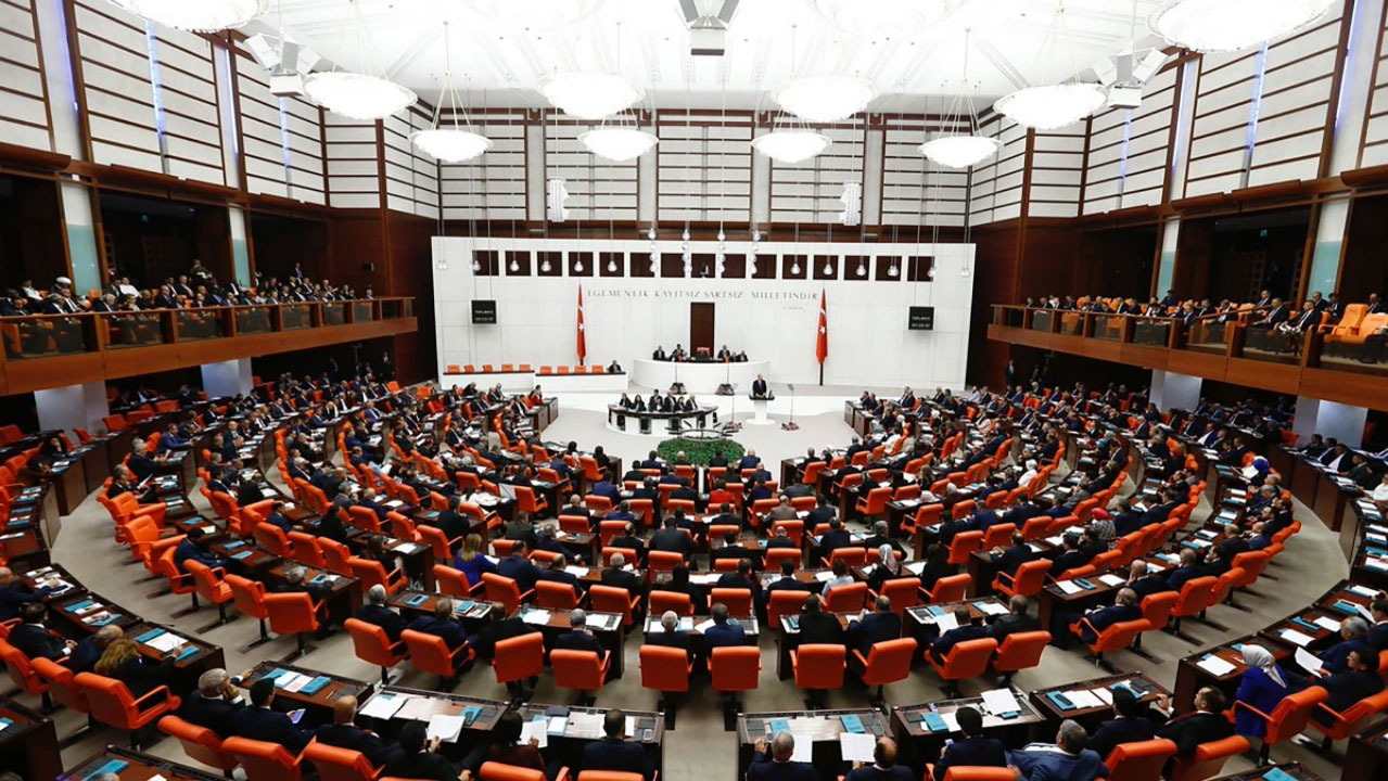 TBMM'de sandalye dağılımı yine değişti