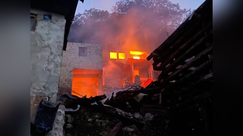 Artvin'de 3 ev küle alev alev yandı