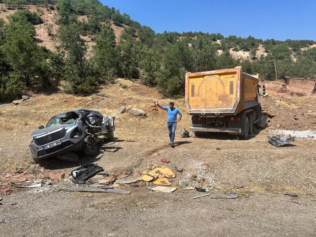 Tunceli'de cip ile kamyon çarpıştı! Ölü ve yaralılar var