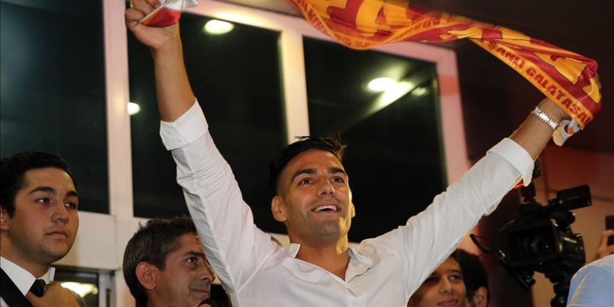 Galatasaray'dan yeni transferler için imza töreni