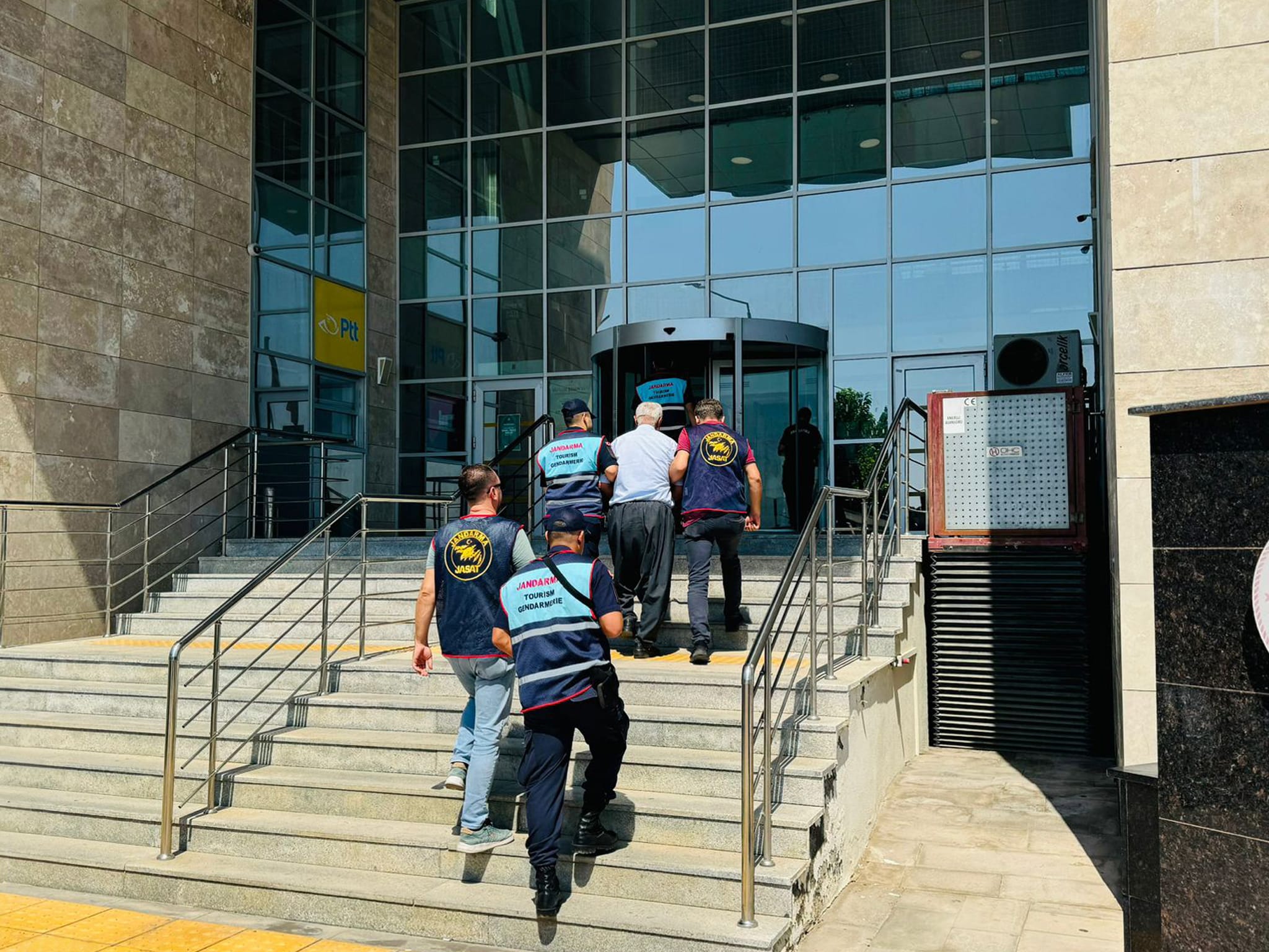 Mersin'de anız yakan 2 şüpheli yakalandı