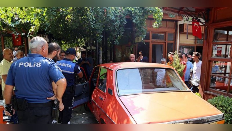 Tarihi çarşıya giren 'inatçı sürücü' zor ikna edildi