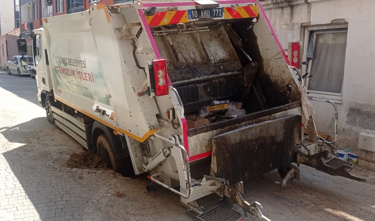 Lastiği sıkışan çöp kamyonu kurtarıldı