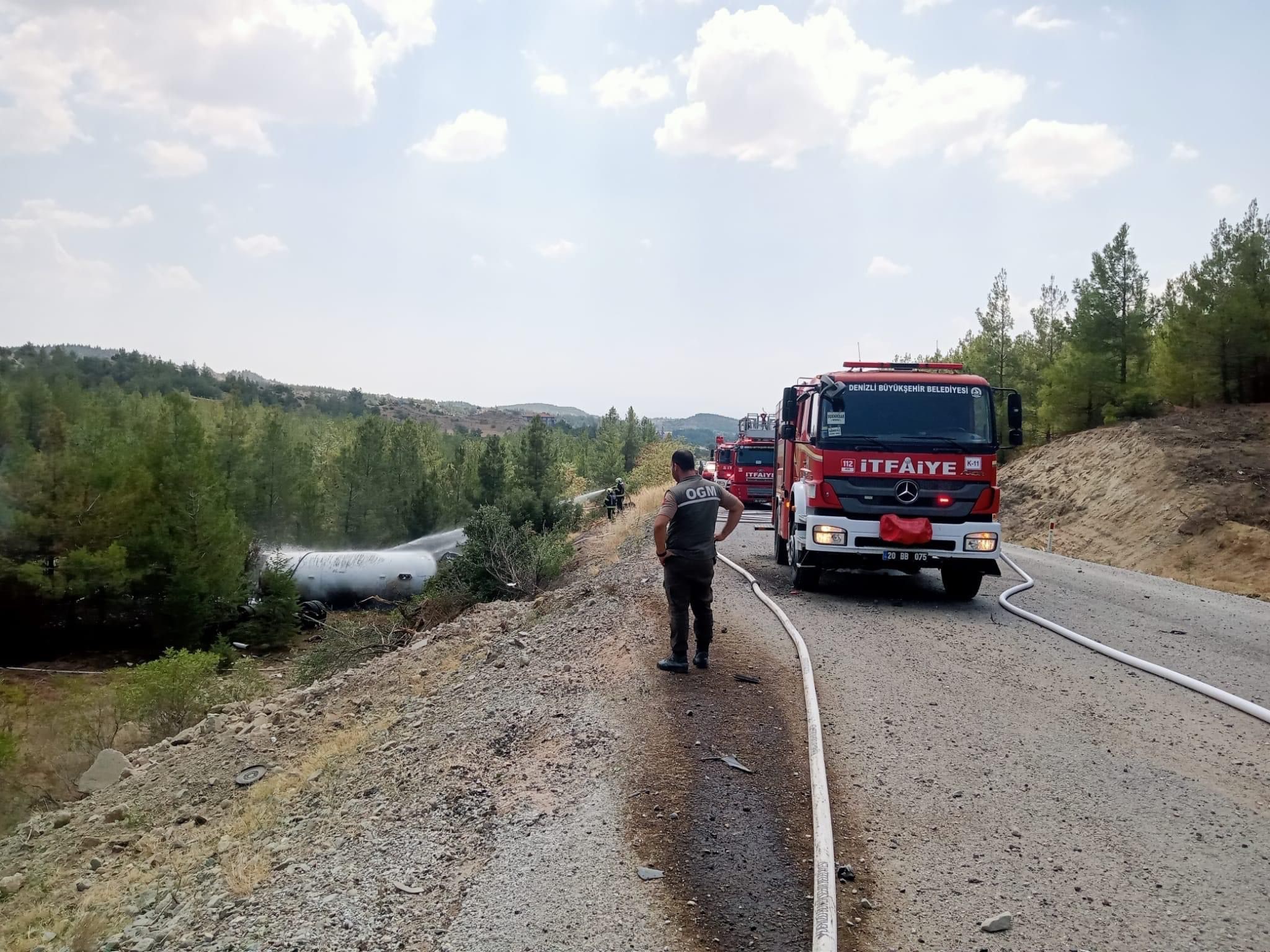 Denizli'de LPG yüklü tanker devrildi