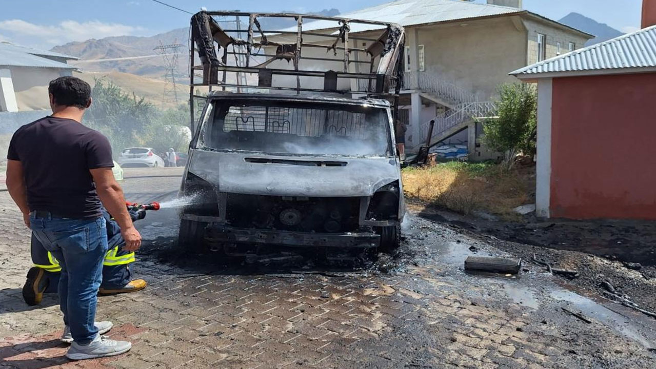 Van'da park halindeki kamyonet alev aldı