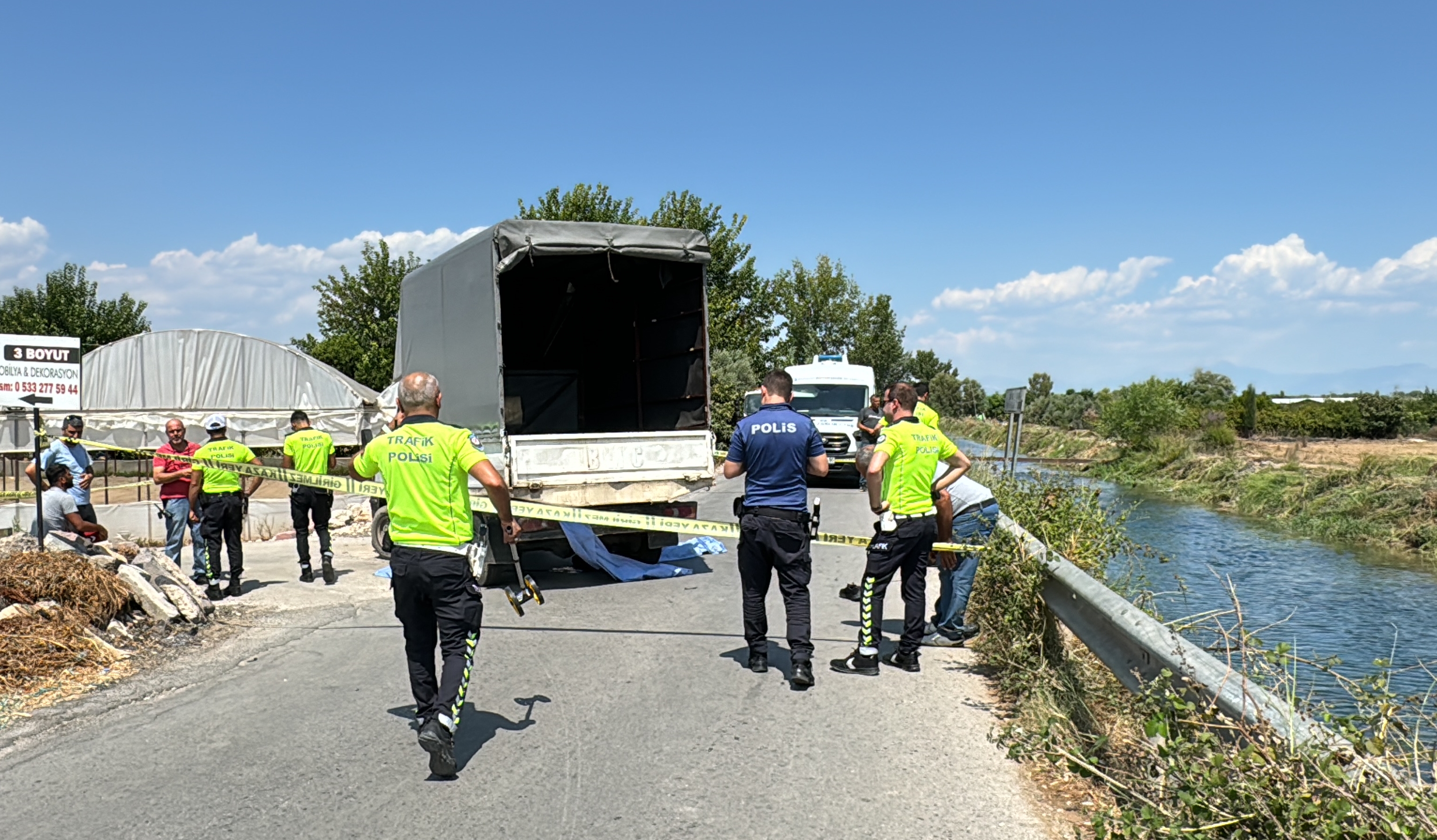 Antalya'da kamyonet ile motosiklet çarpıştı