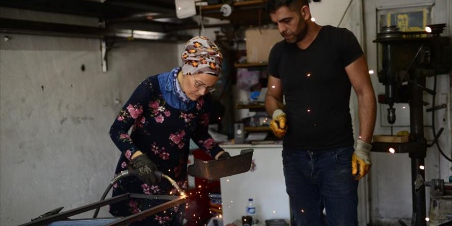 Demirci eşine kalfa oldu