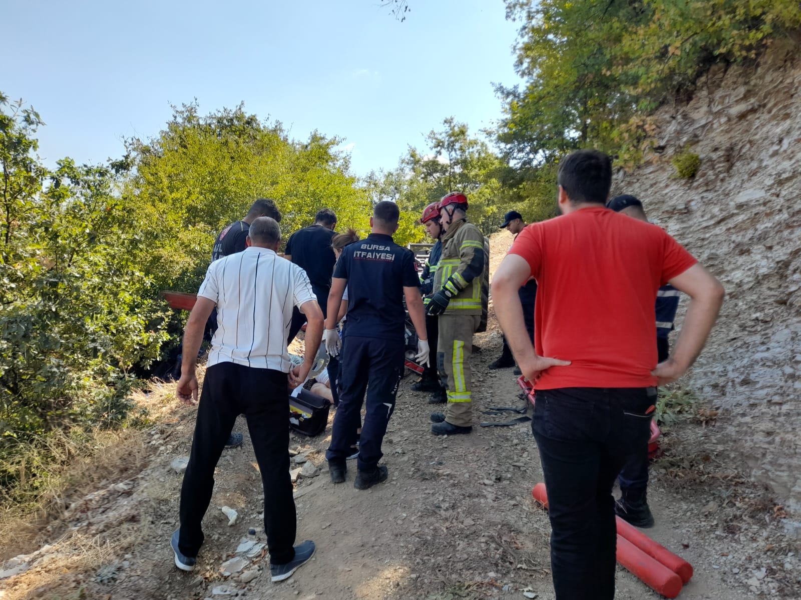 Bursa'da traktör devrildi: Yaralılar var