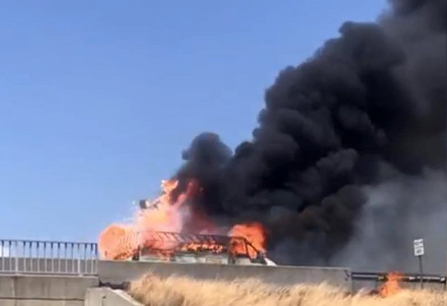 Kimyasal yüklü kamyonet alevlere teslim oldu